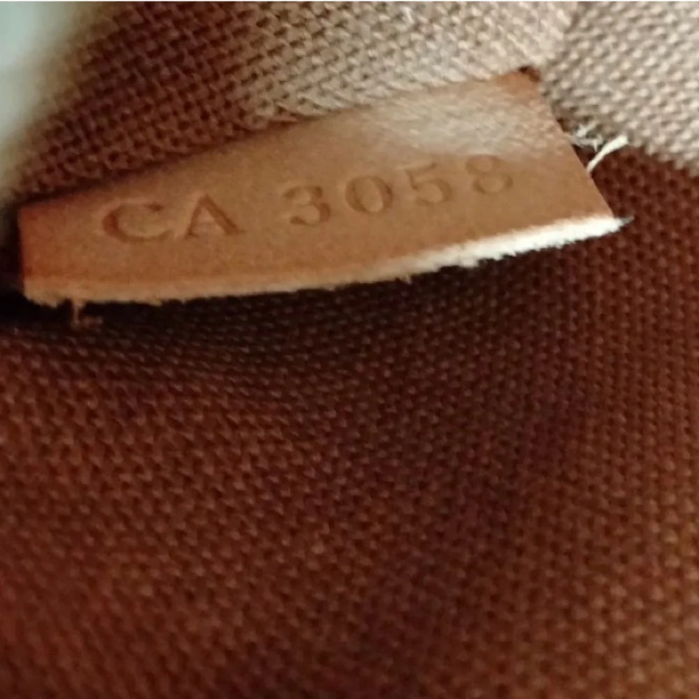 Louis Vuitton Abbesses messenger bag which features the brand's iconic monogram - Picture 7 of 8